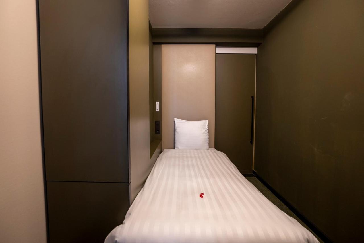 Green Hotel Генк Екстериор снимка