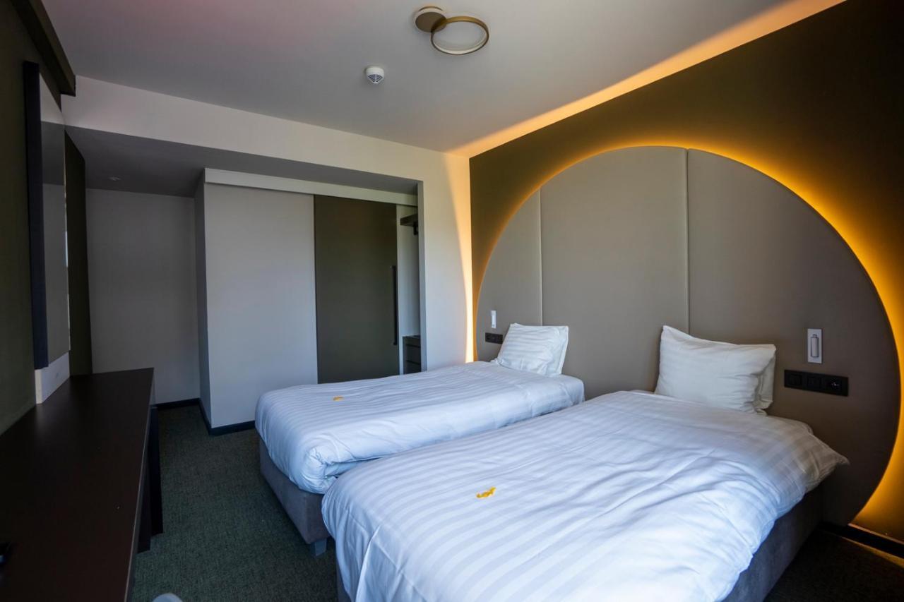 Green Hotel Генк Екстериор снимка
