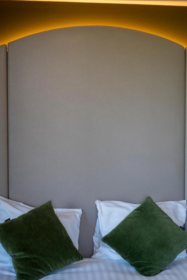 Green Hotel Генк Екстериор снимка