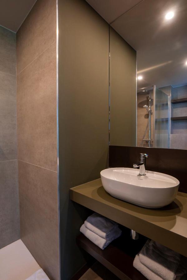 Green Hotel Генк Екстериор снимка