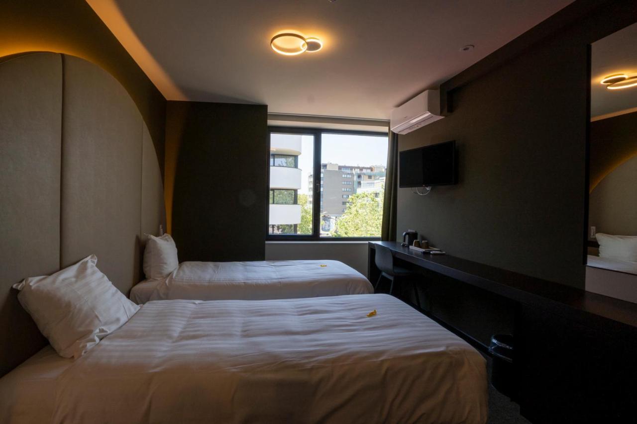 Green Hotel Генк Екстериор снимка