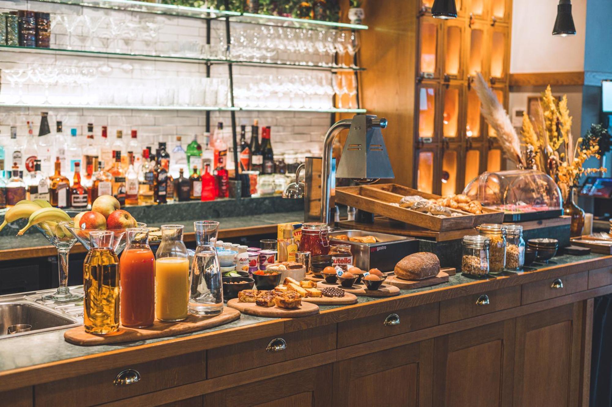 Green Hotel Генк Екстериор снимка