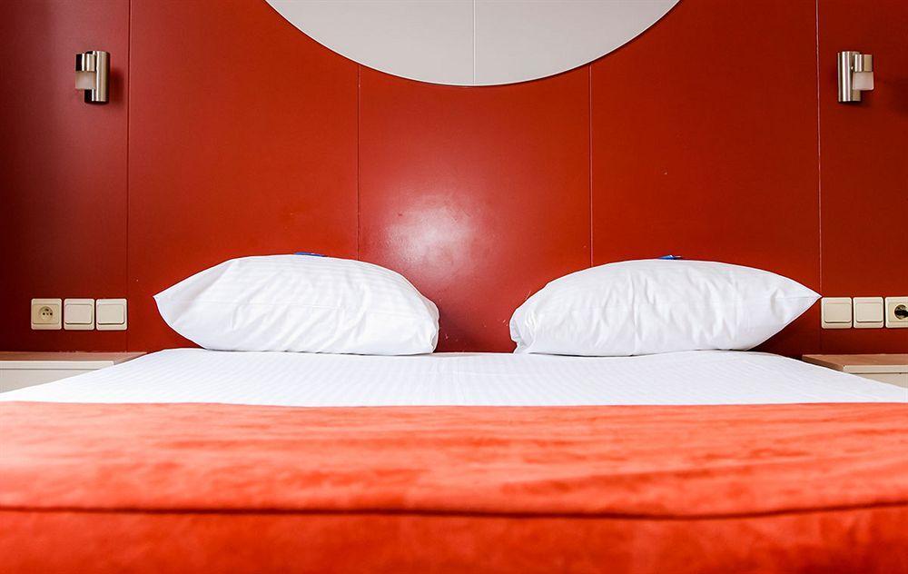 Green Hotel Генк Екстериор снимка