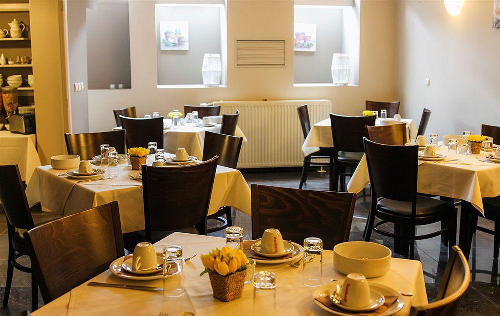 Green Hotel Генк Екстериор снимка