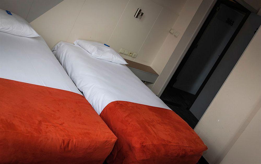 Green Hotel Генк Екстериор снимка